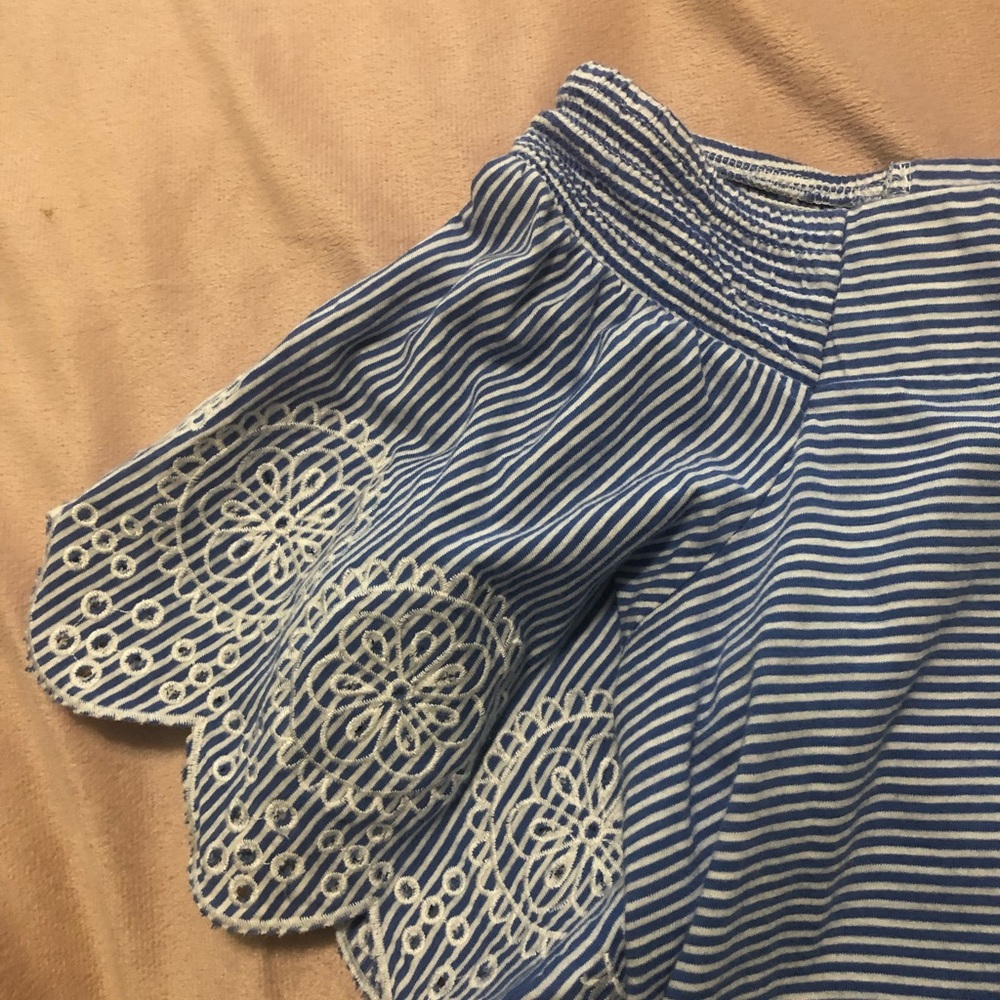 Beautiful top - Picture 2 of 5